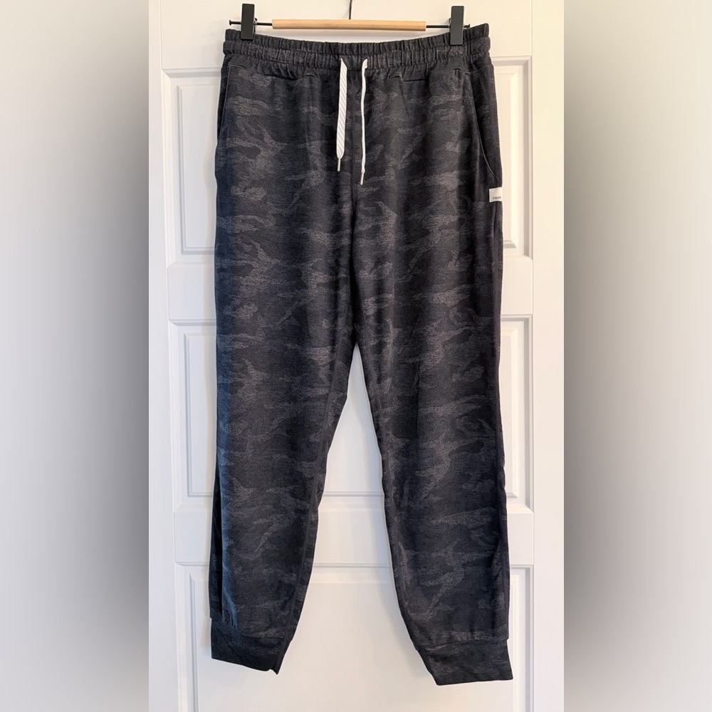 Vuori Women’s performance Jogger Dark Gray Camo size S